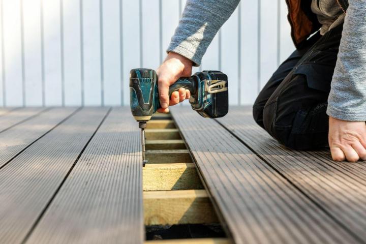 Nous construisons et installons des terrasses démontables en bois ajustable à votre immobilier.