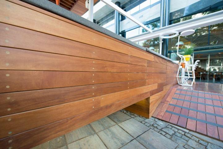 Nous installons des terrasses estivales.